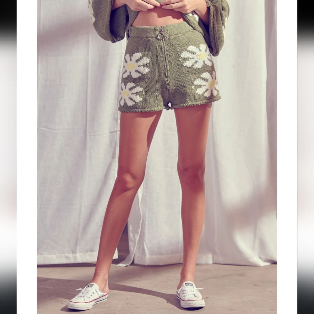 Clad & Cloth daisy sweater knit grey shorts in a size Medium